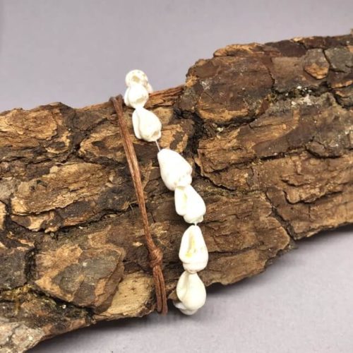 Weisse Muscheln und braunes Lederband - zwei tolle Sommerfusskettchen