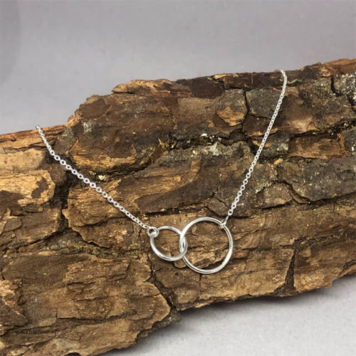 Halskette mit zwei Ringen